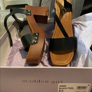 *** MADDEN GIRL DANI PLATFORM SANDAL***